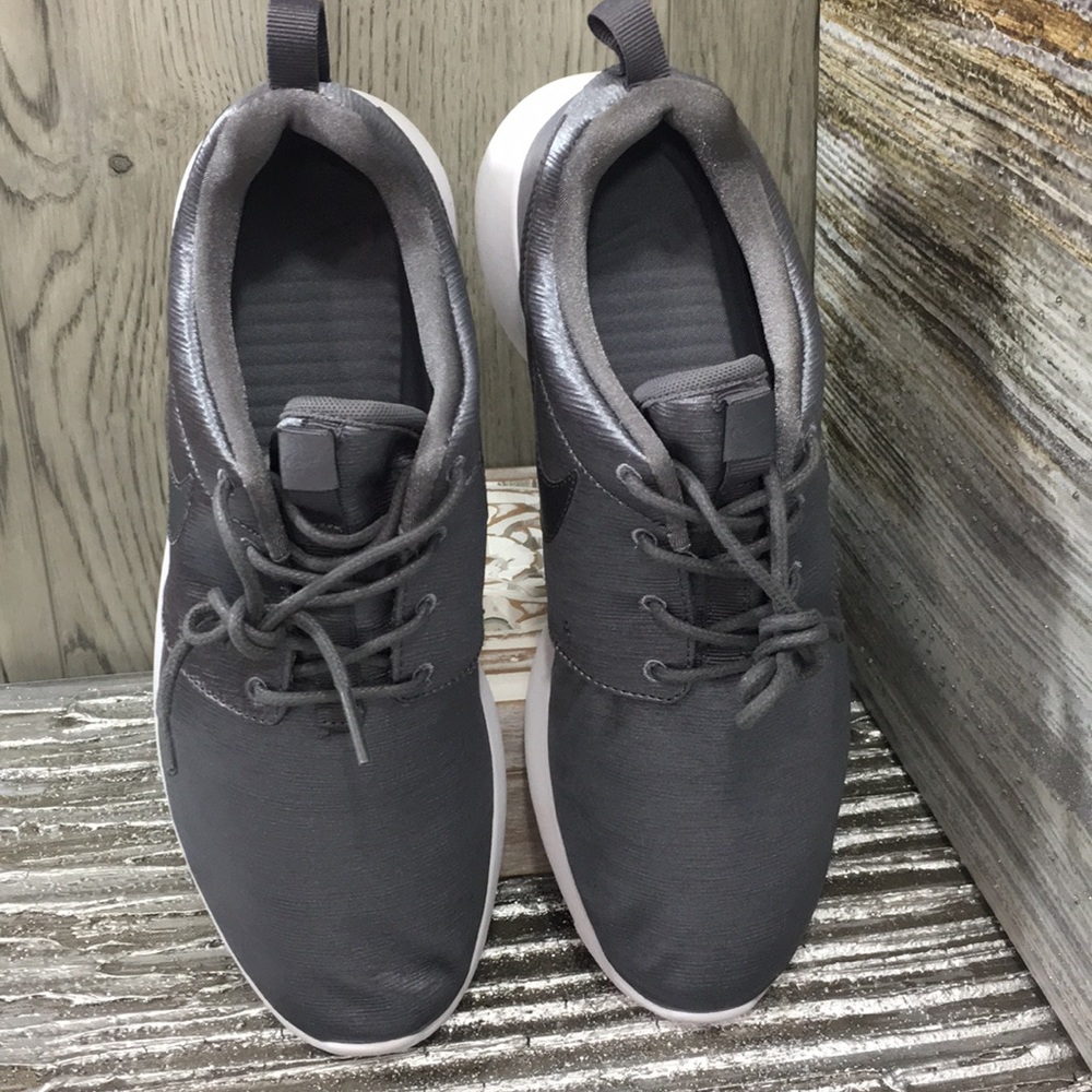 WMNS NIKE ROSHE ONE PRM gunsmoke/gunsmoke-white - Picture 3 of 8